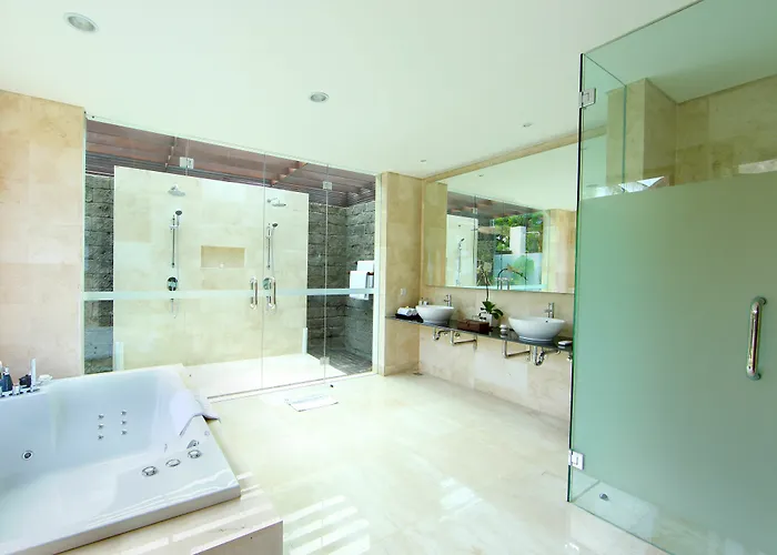 Отель Legian Beach Villas Легиан