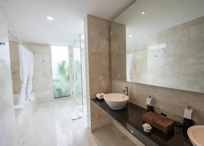 Legian Beach Villas Легиан
